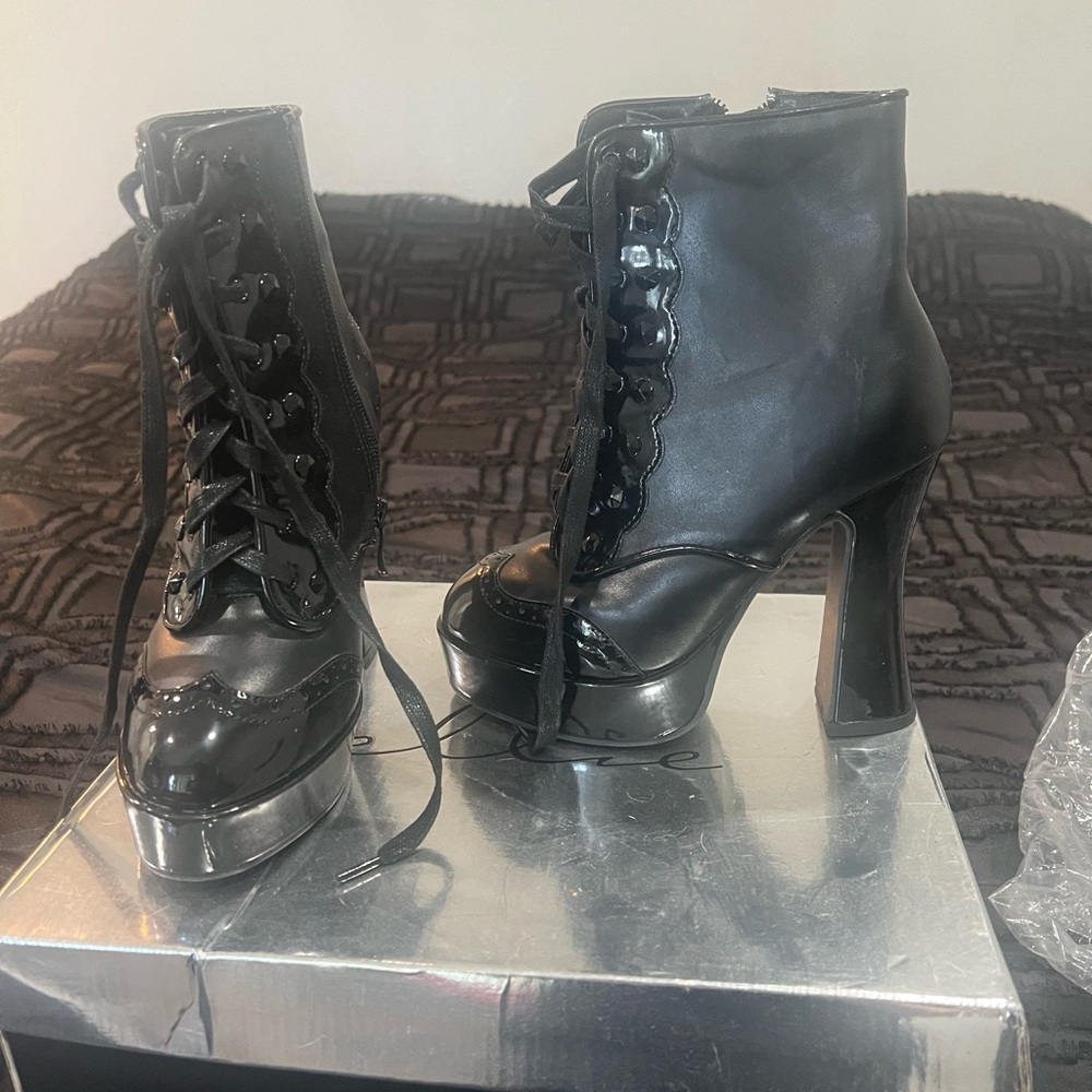 Elle Black Glossy Lace-Up Platform Boots